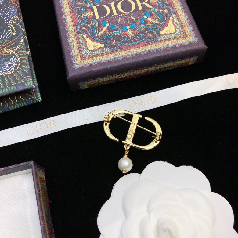 chr1st1an D10r brooches